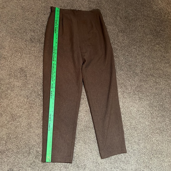 Professional look suit, lightweight, suede collar and buttons. - Picture 7 of 8